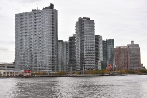 Οι Κινέζοι κατέκτησαν το Long Island City. Περπατώντας με ένα μίνι βαν για να πιάσετε προσφορές. Οι πράκτορες λειτουργούν όλο το εικοσιτετράωρο…