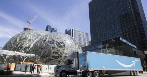 Of the 50 thousand employees Amazon will provide in both centers, only half will be high-tech employees, and the rest ...