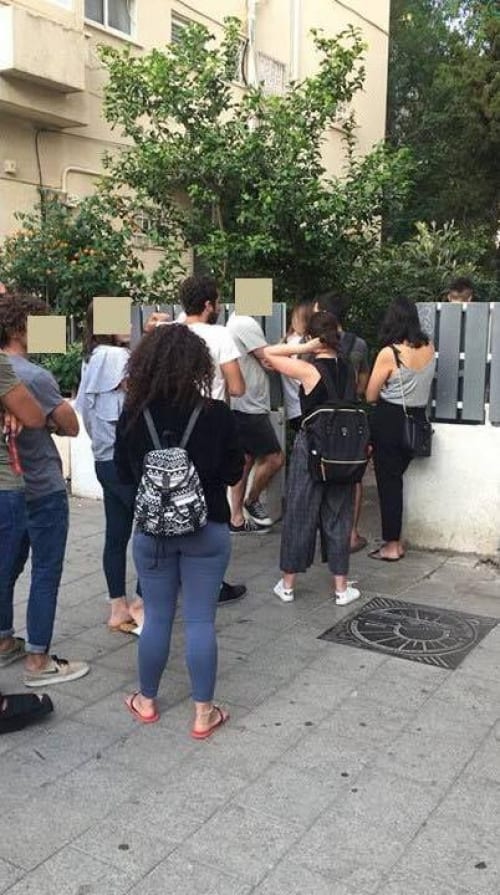 Pendant ce temps à Tel Aviv. Faire la queue juste à droite pour voir 2 ROOM ROOM IN 6200 ...