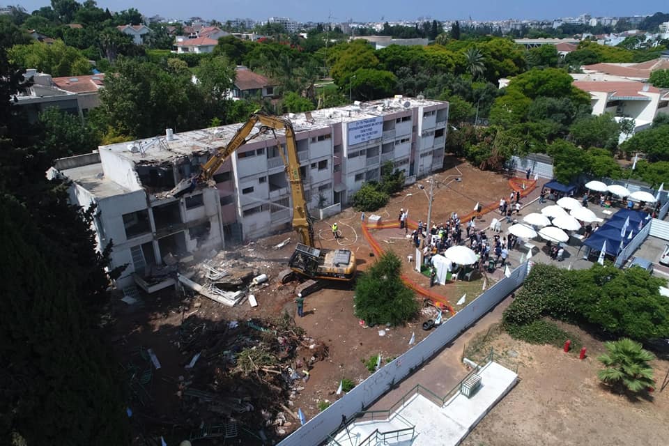 Au bon moment, la cérémonie de démolition débute dans le cadre du projet «Evacuation Construction Evacuation». Dans le projet "ME Blessed ...