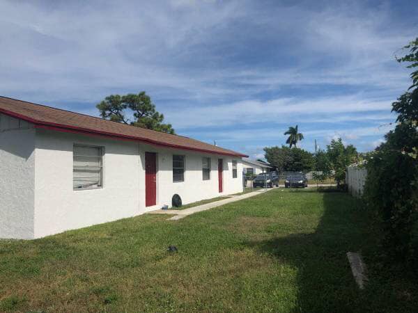 West Palm Beach, Floride Propriété duplex / à revenus FSBO 299,000 $ Le hautbois est situé juste à côté ...