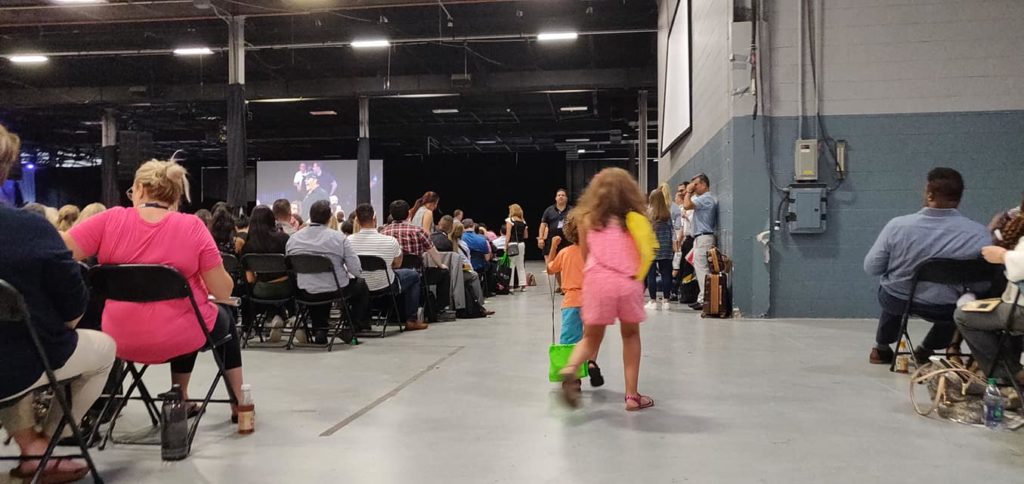 טוני רובינס - המשימה של חלוקת 1000 כרטיסים הסתיימה מהר מהרגיל. חלקתי את ה 500 של...