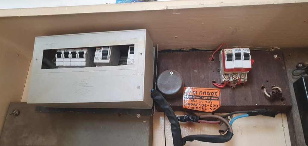 Electricians among you - an electrical panel in the apartment. Is it possible to give a repair and replacement assessment?