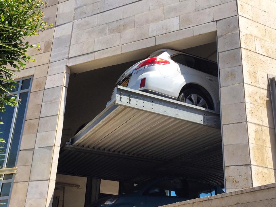 Mmm ... Does the height criterion for this parking multiplier meet? Photographed in Petah Tikva