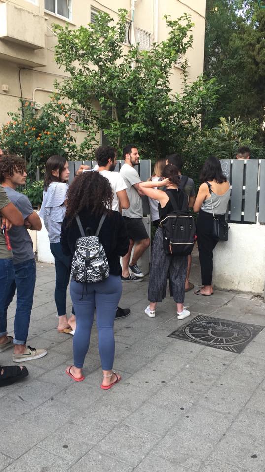 Fou. Ils font la queue juste pour le droit de voir l'appartement 2 dans le shekel 6,200 à Ibn Gvirol ...