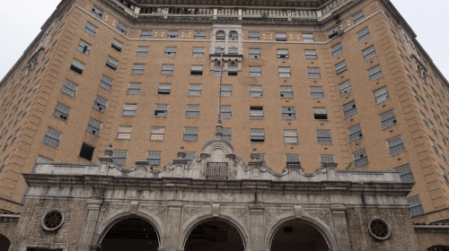 يلعب الأوستينيت دورًا كبيرًا في 65M ، حيث يعيد فندق تكساس التاريخي إلى فندق تاريخي ...