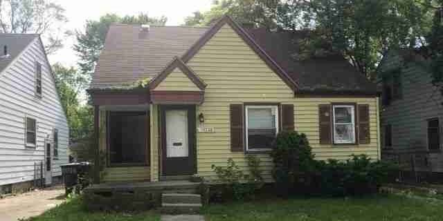 Run-down and vacant homes in Detroit are being auctioned off for as little as $1,000. All homeowners have to do is get them into livable condition in 6 months.