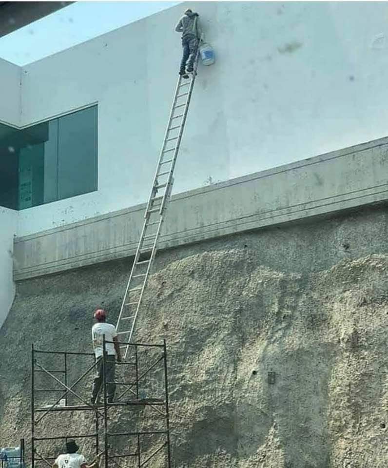 ככה נהרגים כל יום עובדים כי הקבלן רוצה לחסוך פיגומים   ולקנות פרארי והמפקיח מושח...