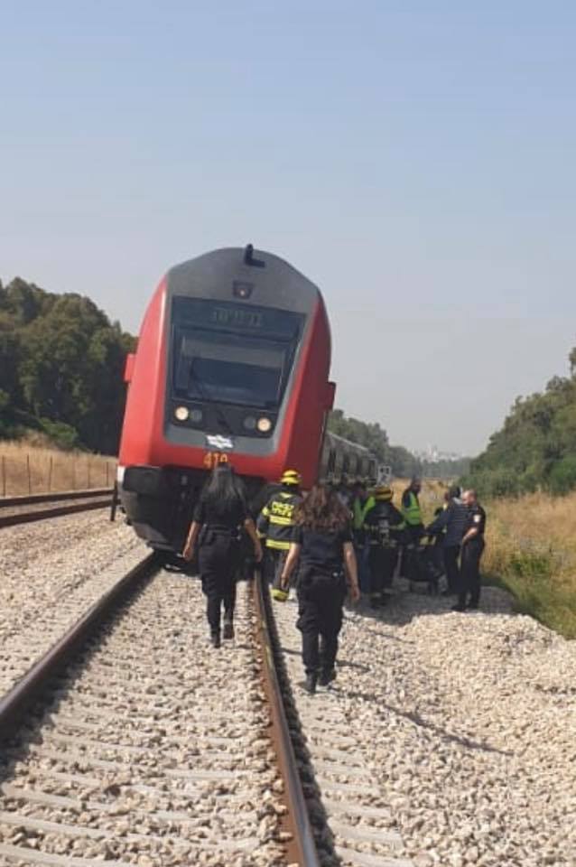 רק בישראל - מן התנור - בגלל תקלה נאלצו כל נוסעי הרכבת 150 במספר לרדת לפני התחנה ...