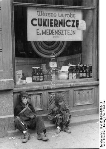 Hungry Jewish children at the door of a store full of goodies. Warsaw 1941. The exciting photography in my mind ...