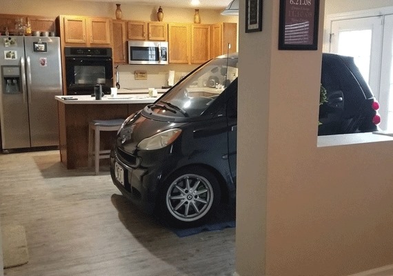 Hurricane Wonders: An Unusual Parking Solution in Florida! The owner of a smart car who fears being hit ...