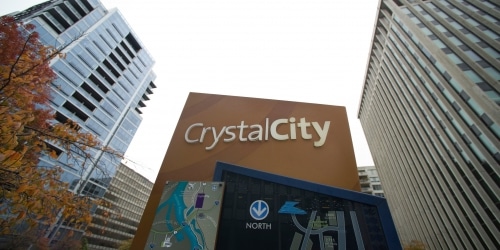 Laten we eens kijken wat er vorig jaar in Crystal City Arlington is gebeurd sinds Amazon de oprichting aankondigde van ...