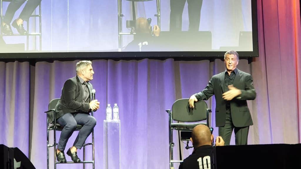 No final do evento veio o único Sylvester Stallone entrevistado por Grant Cardon. A coisa ...