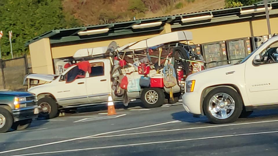 Die Armut in Kalifornien führt dazu, dass Obdachlose, von denen viele tagsüber arbeiten, mit dem Auto auf einem Parkplatz leben ...