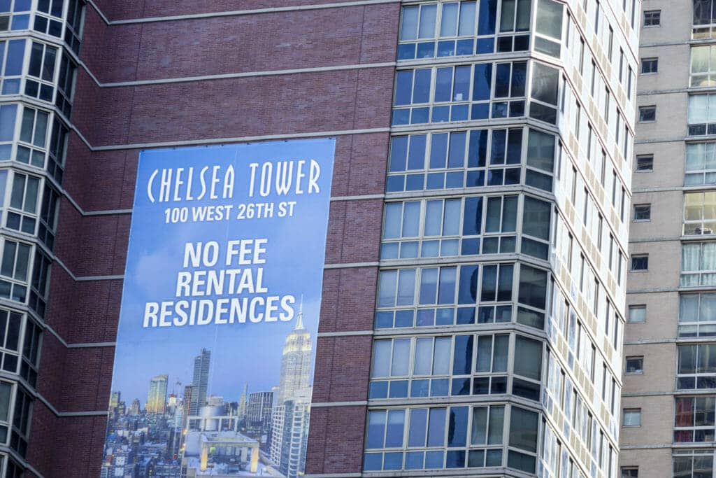 Empty Manhattan apartments reach record levels, landlords slash rent