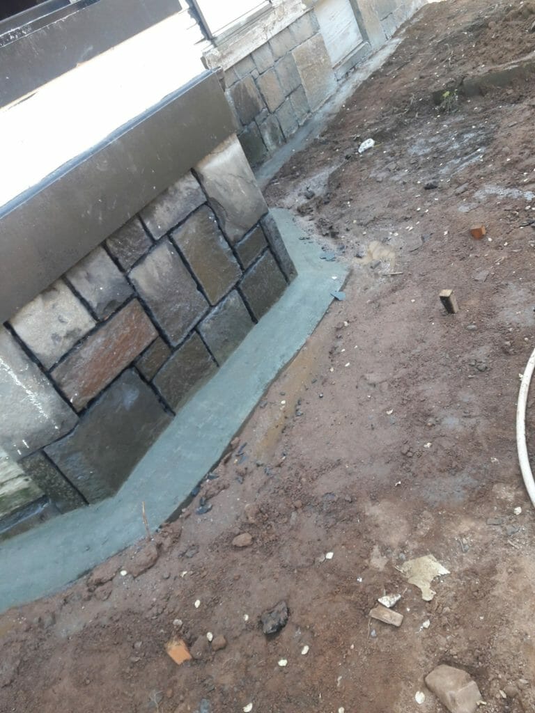 אז נכנסו מים מהקירות של המרתף .....אז מה ?...