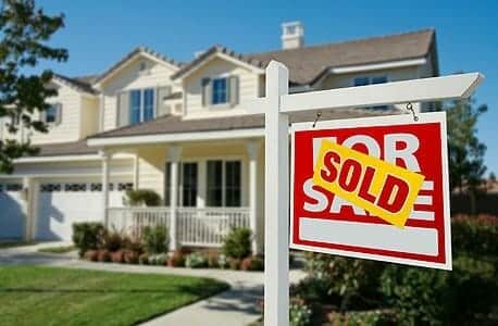 מכירות בתים קיימים בארה"ב צנחו בחודש אפריל ב-18%, ולרמה הנמוכה מאז יולי 2010, בע...