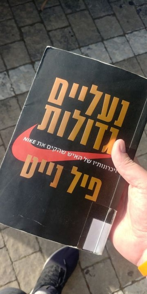 הכל התחיל מעבודת מחקר אוניברסיטאית בסטנפורד, בשם “האם נעלי ספורט יפניות יכולות לעשות לנעלי…